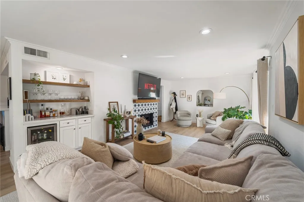 5440 Lindley 201, Encino, California 91316 home-pic-5