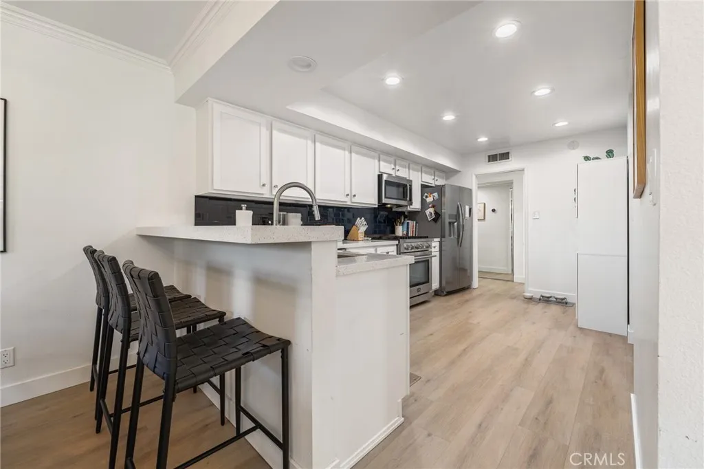 5440 Lindley 201, Encino, California 91316 home-pic-12