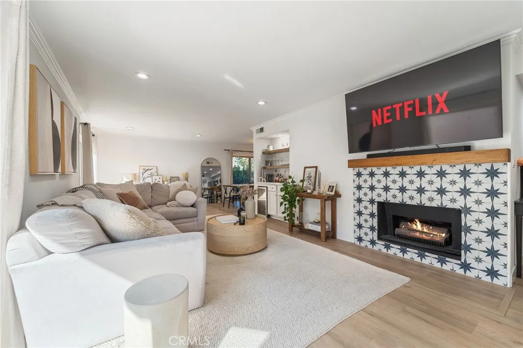 5440 Lindley 201, Encino, California 91316 home-pic-2