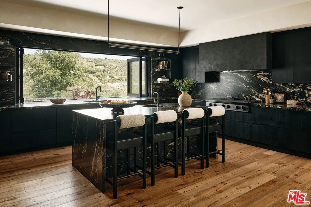 2442 Banyan Drive, Los Angeles, California 90049 home-pic-8