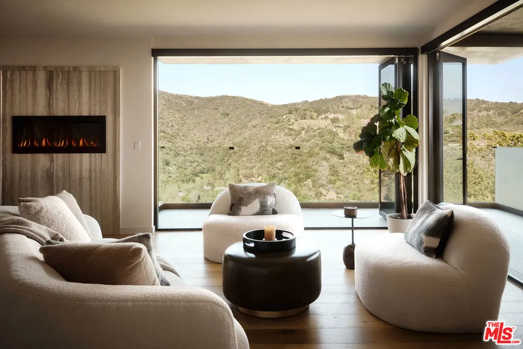 2442 Banyan Drive, Los Angeles, California 90049 home-pic-18