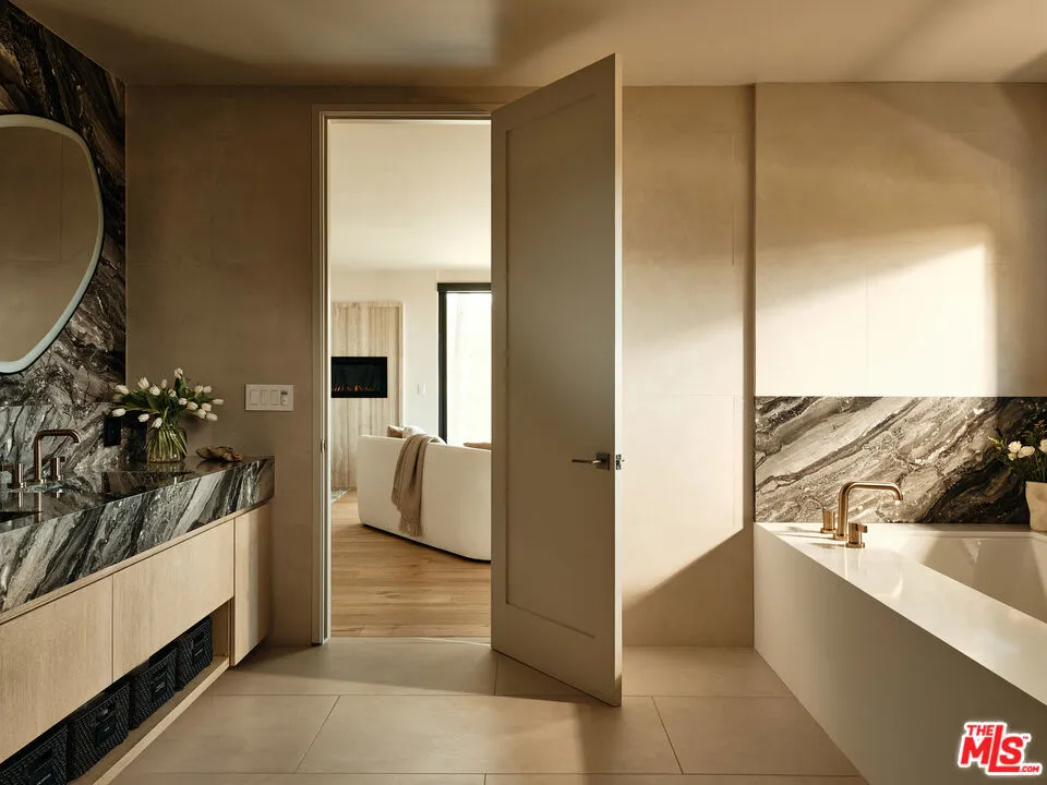 2442 Banyan Drive, Los Angeles, California 90049 home-pic-18