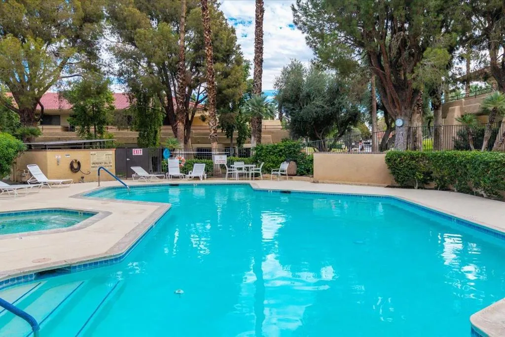 2812 N Auburn Court 206, Palm Springs, California 92262 home-pic-25