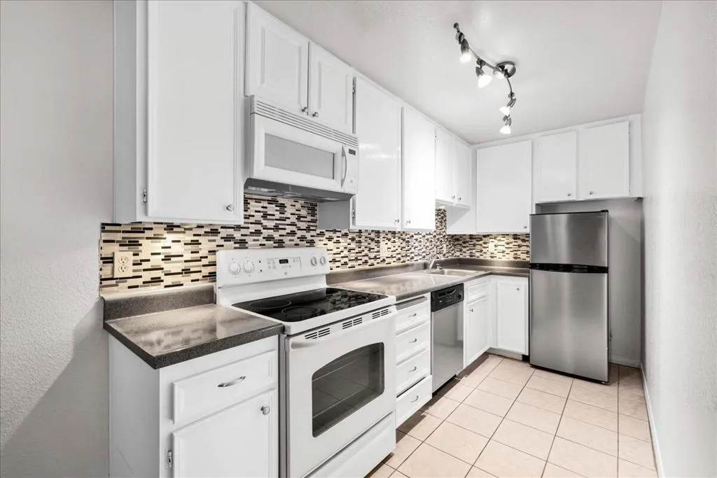 2812 N Auburn Court 206, Palm Springs, California 92262 home-pic-12