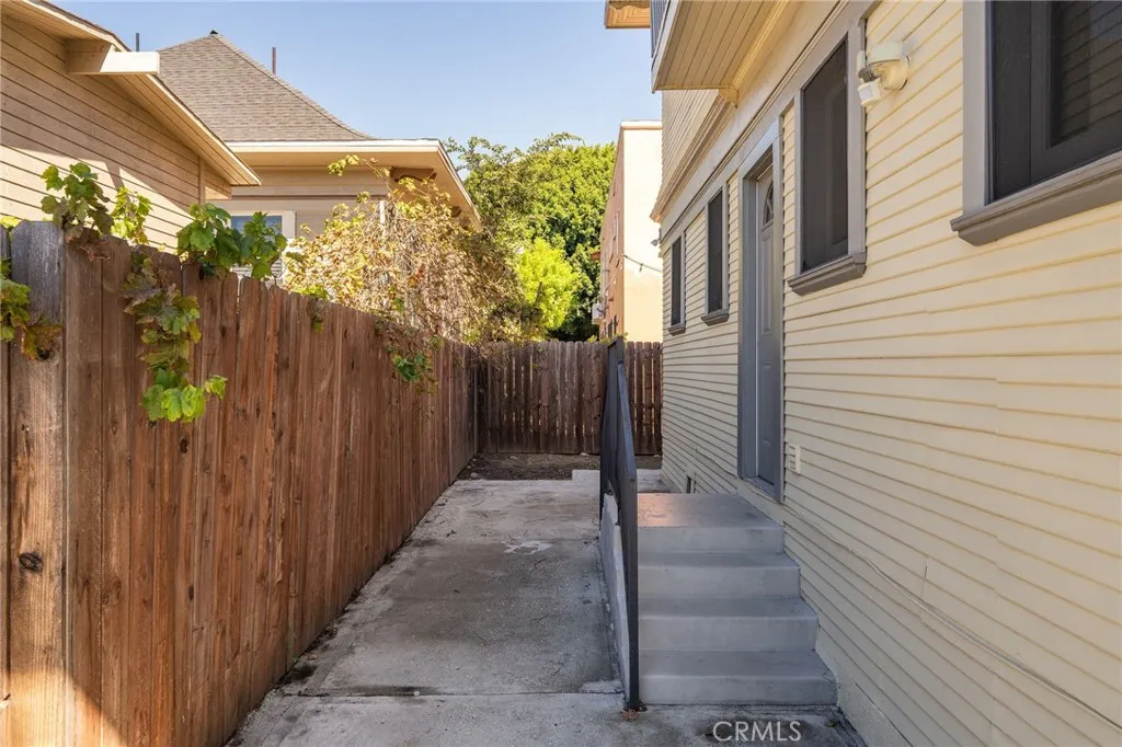 2109 Toberman Street, Los Angeles, California 90007 home-pic-22