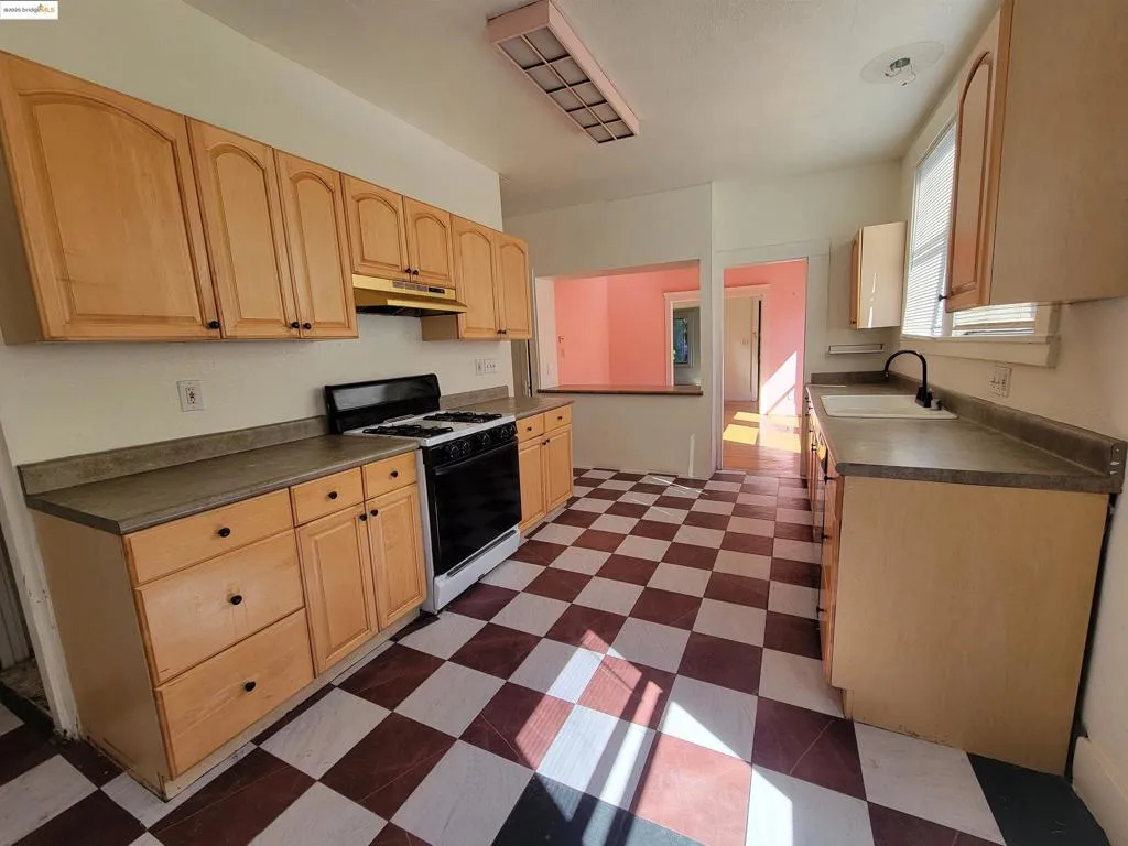 2001 E 27th St, Oakland, California 94606 home-pic-10