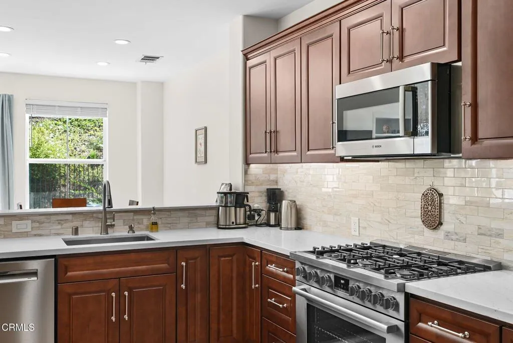 596 Fenwick Way C, Simi Valley, California 93065 home-pic-11