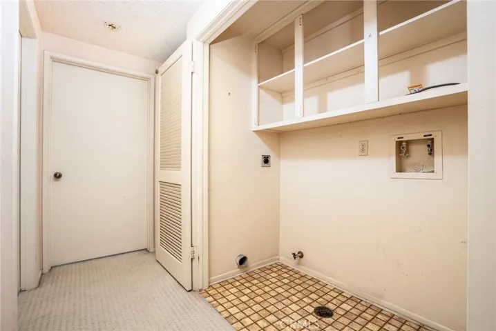 Laundry area w/gas & electric dryer supply!