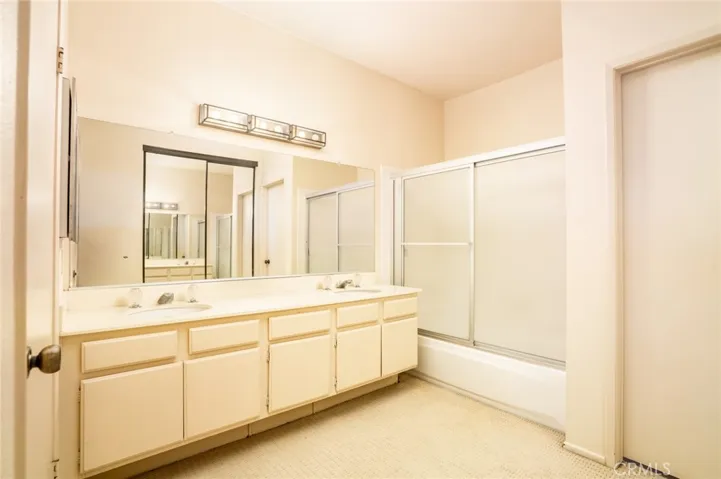 Primary bathroom w/dual sinks!