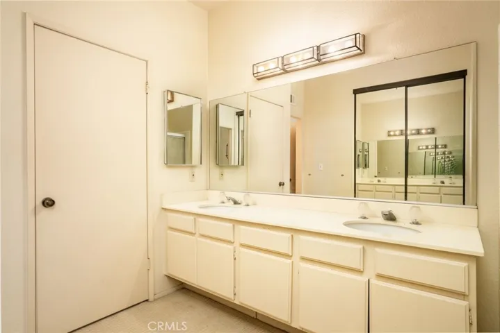 Primary bathroom w/dual sinks!
