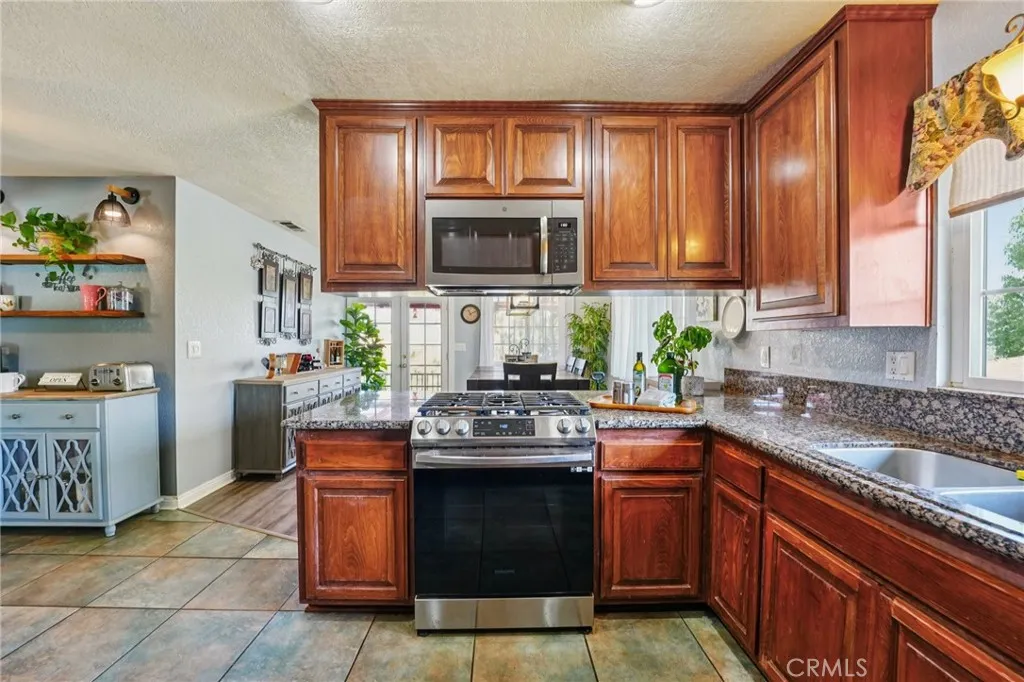14284 Laurel Drive, Riverside, California 92503 home-pic-7