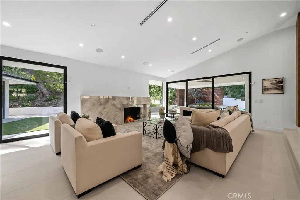 16105 Clear Oak Drive, Encino, California 91436 home-pic-5