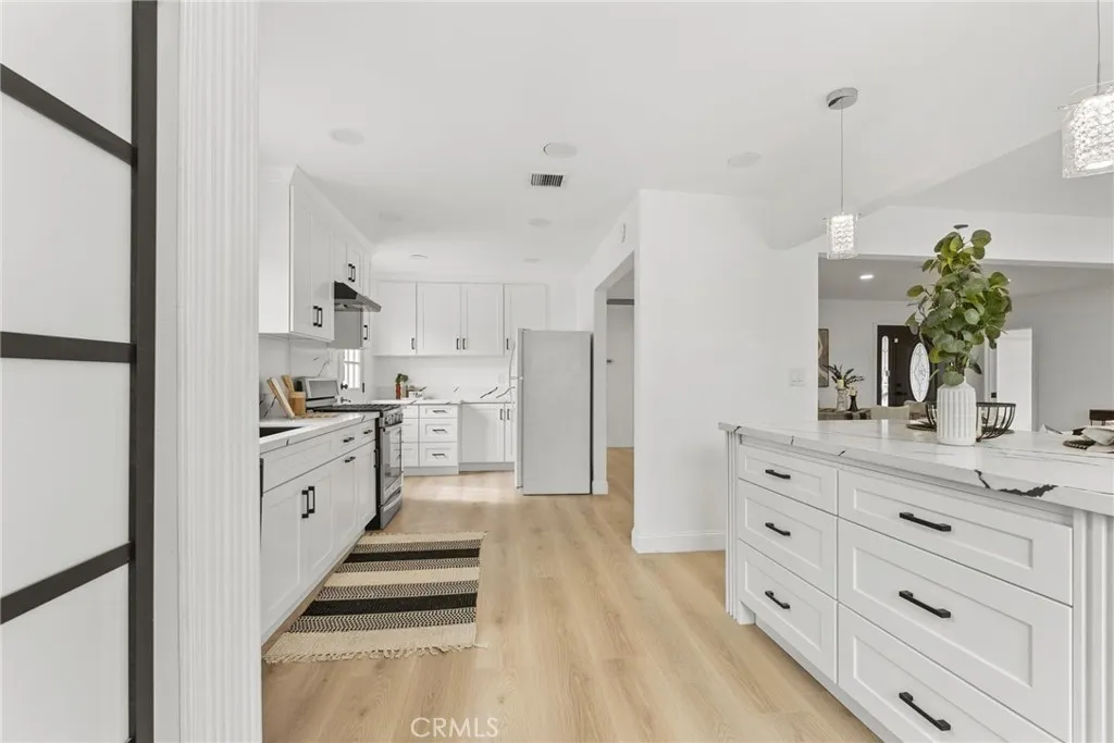 9246 Manzanar, Downey, California 90240 home-pic-17