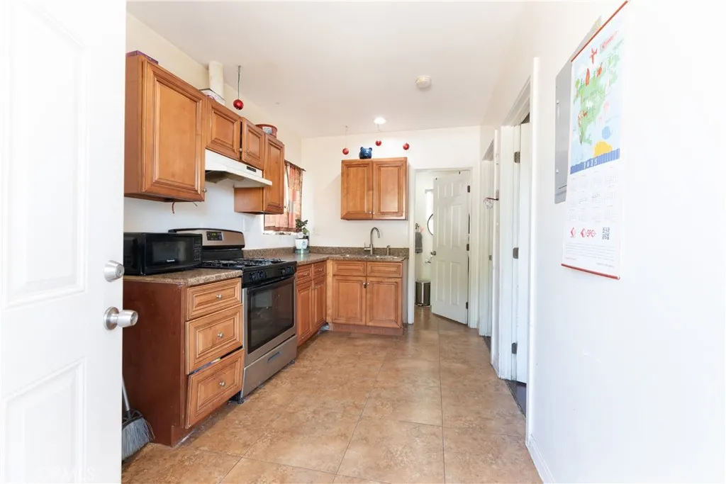 9205 Haddon Avenue, Sun Valley, California 91352 home-pic-26