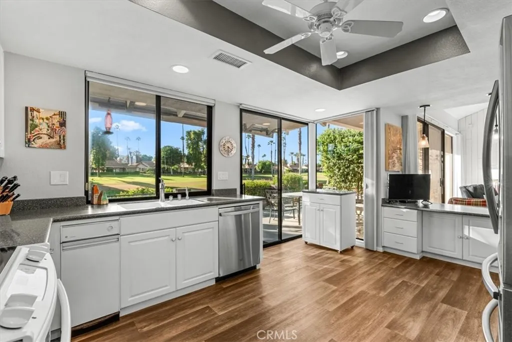 393 Gran Via, Palm Desert, California 92260 home-pic-13