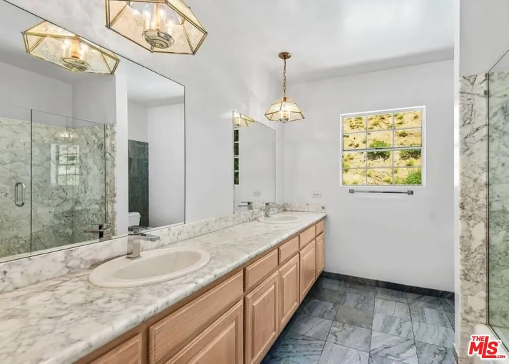 1871 Marcheeta Place, Los Angeles, California 90069 home-pic-16