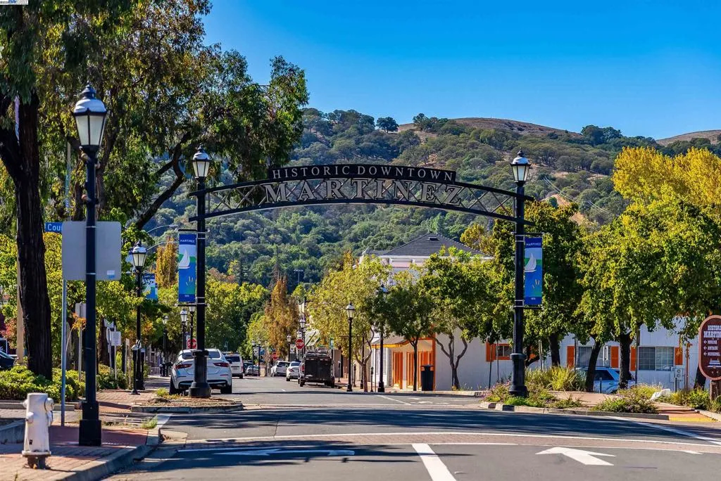 592 Ross Cir, Martinez, California 94553 home-pic-36