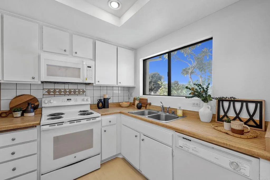 3468 Los Mochis Way, Oceanside, California 92056 home-pic-5