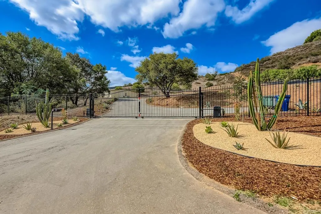 28720 N Twin Oaks Valley Road, Bonsall, California 92003 home-pic-0