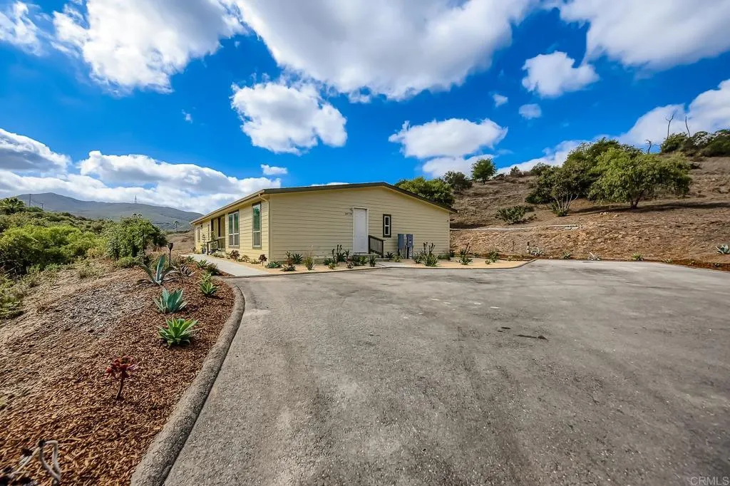 28720 N Twin Oaks Valley Road, Bonsall, California 92003 home-pic-4