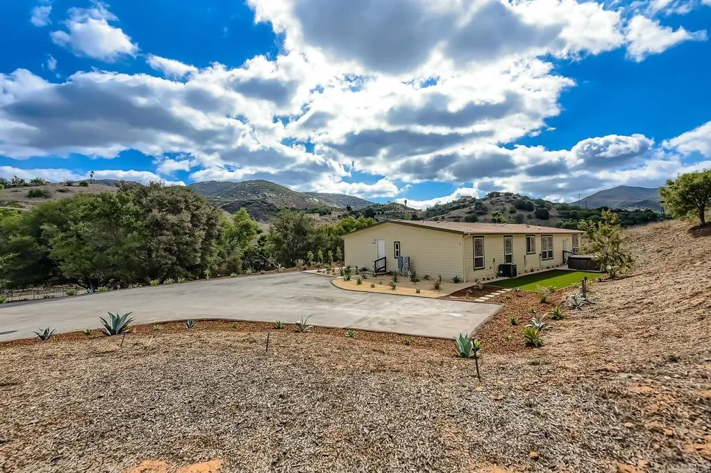 28720 N Twin Oaks Valley Road, Bonsall, California 92003 home-pic-5