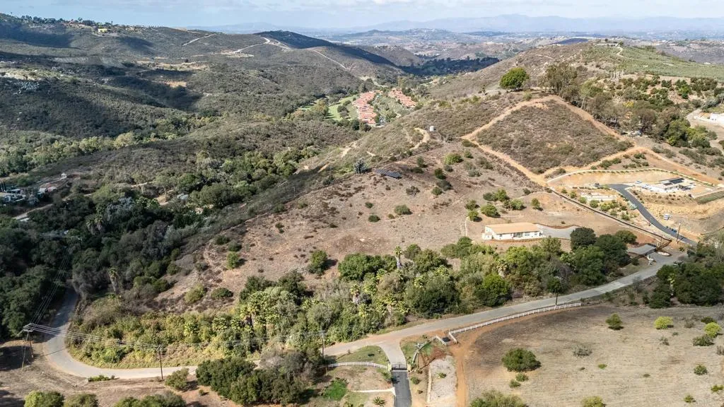 28720 N Twin Oaks Valley Road, Bonsall, California 92003 home-pic-57