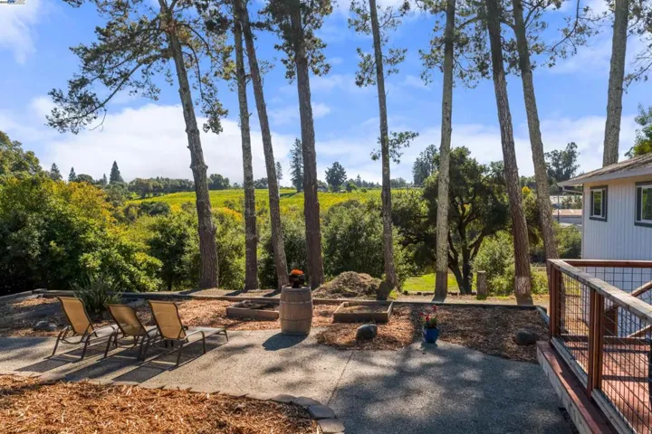 2103 W Peachland Ave, Sebastopol, California 95472