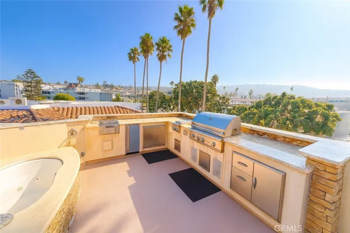 Rooftop Jacuzzi and BBQ