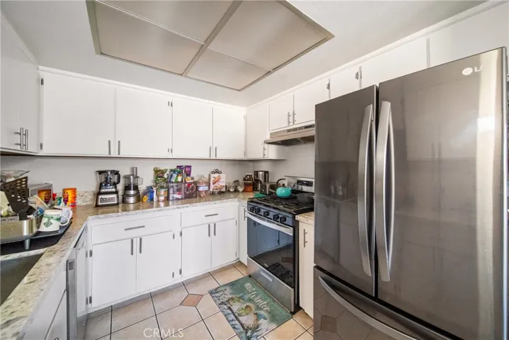 Unit B kitchen
