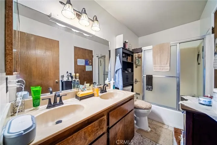 UNit B bathroom - upstairs