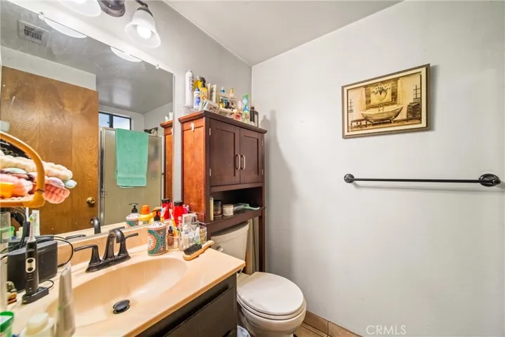 Unit B downstairs bathroom