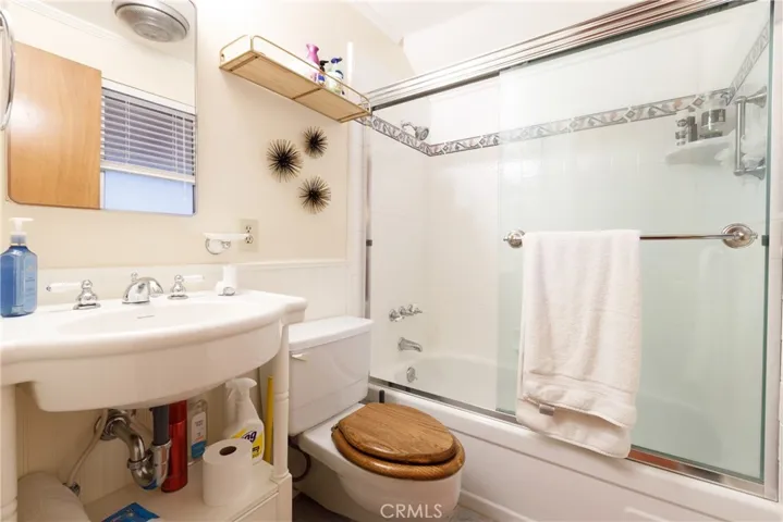 Main floor full bathroom