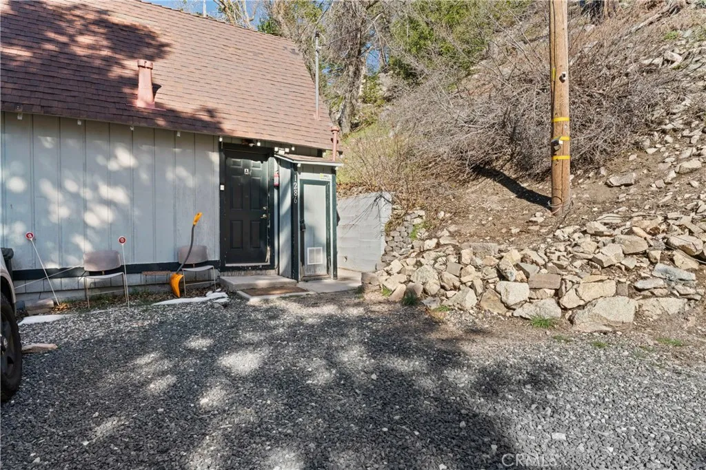 1286 Lovers Lane, Rimforest, California 92378 home-pic-23