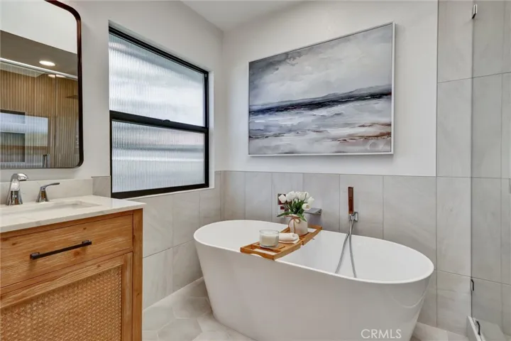 Master Bathroom w/Stand Alone Tub