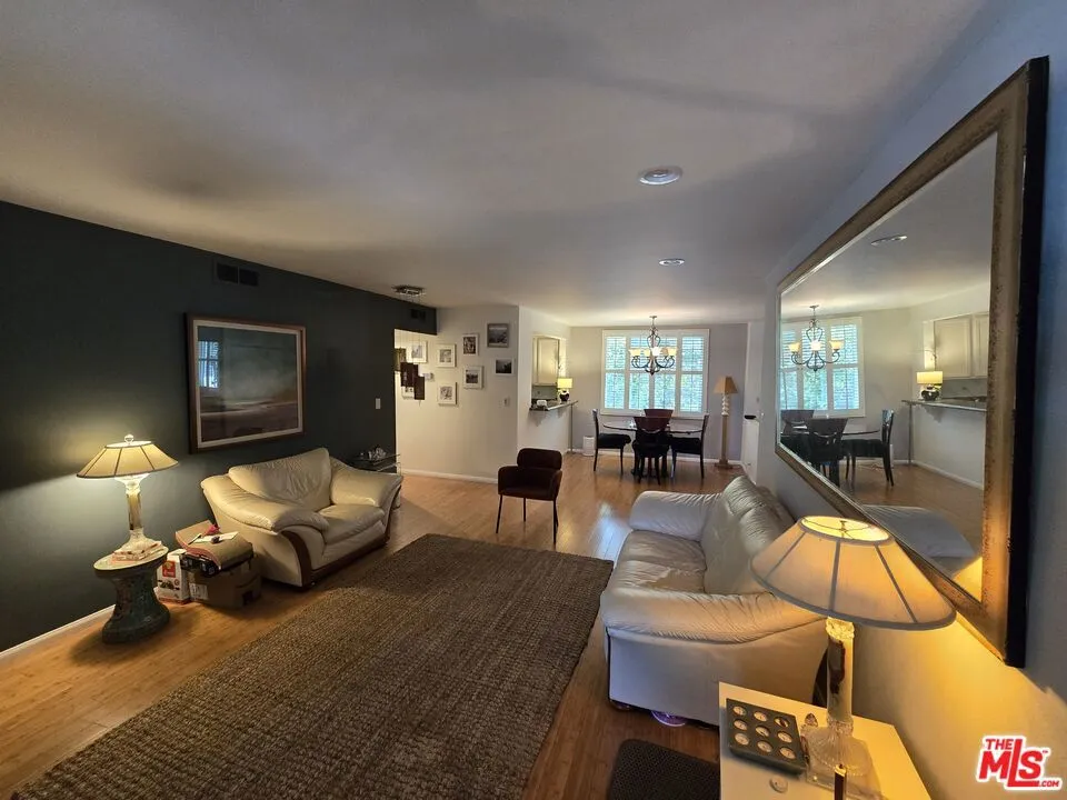 14315 Riverside Drive 105, Sherman Oaks, California 91423 home-pic-1