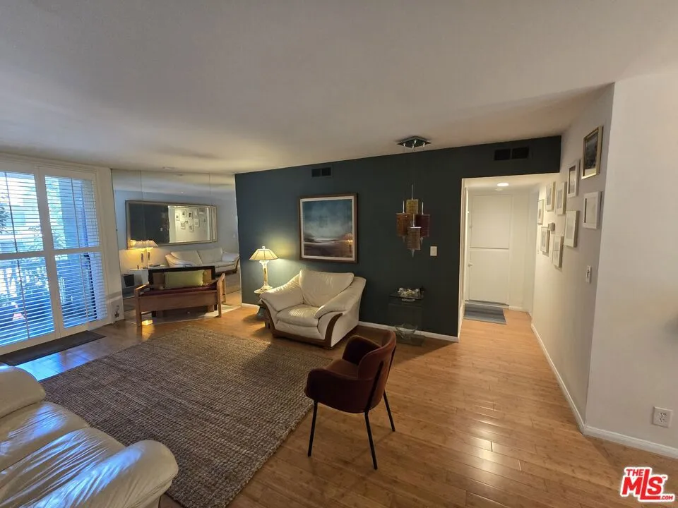 14315 Riverside Drive 105, Sherman Oaks, California 91423 home-pic-43