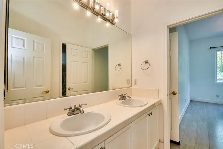 Jack&Joe Bathroom#1
