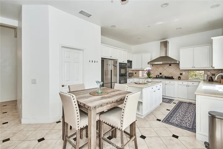 Kitchen & Breakfast Area
