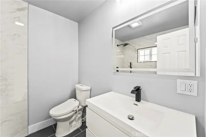 Ensuite bathroom (Downstairs primary)