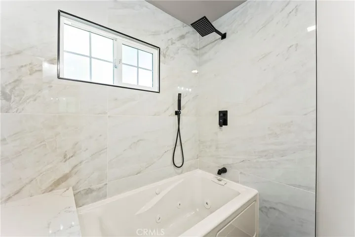 Ensuite bathroom (Downstairs primary)