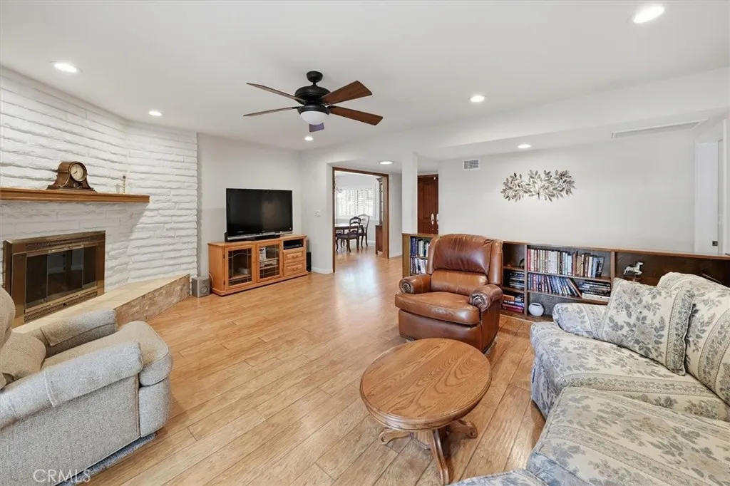 25085 Highspring, Newhall, California 91321 home-pic-12