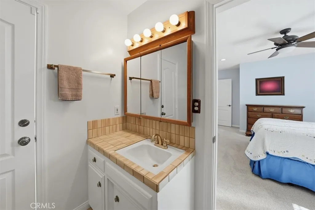 25085 Highspring, Newhall, California 91321 home-pic-23