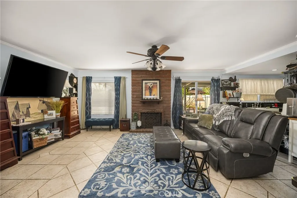 2042 W Beverly, Orange, California 92868 home-pic-3