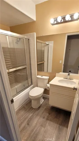 Hallway Full Bathroom with Tub