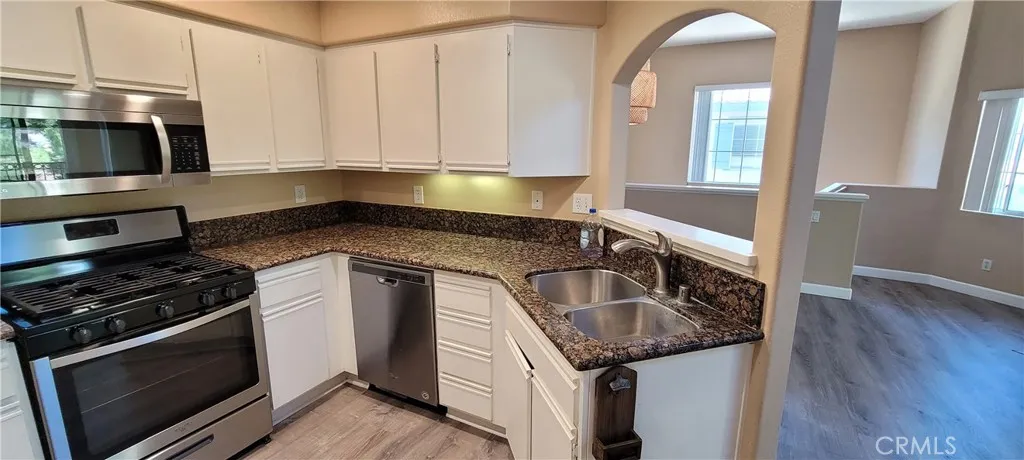 Spacious Open Kitchen with Plenty of Cabinets!