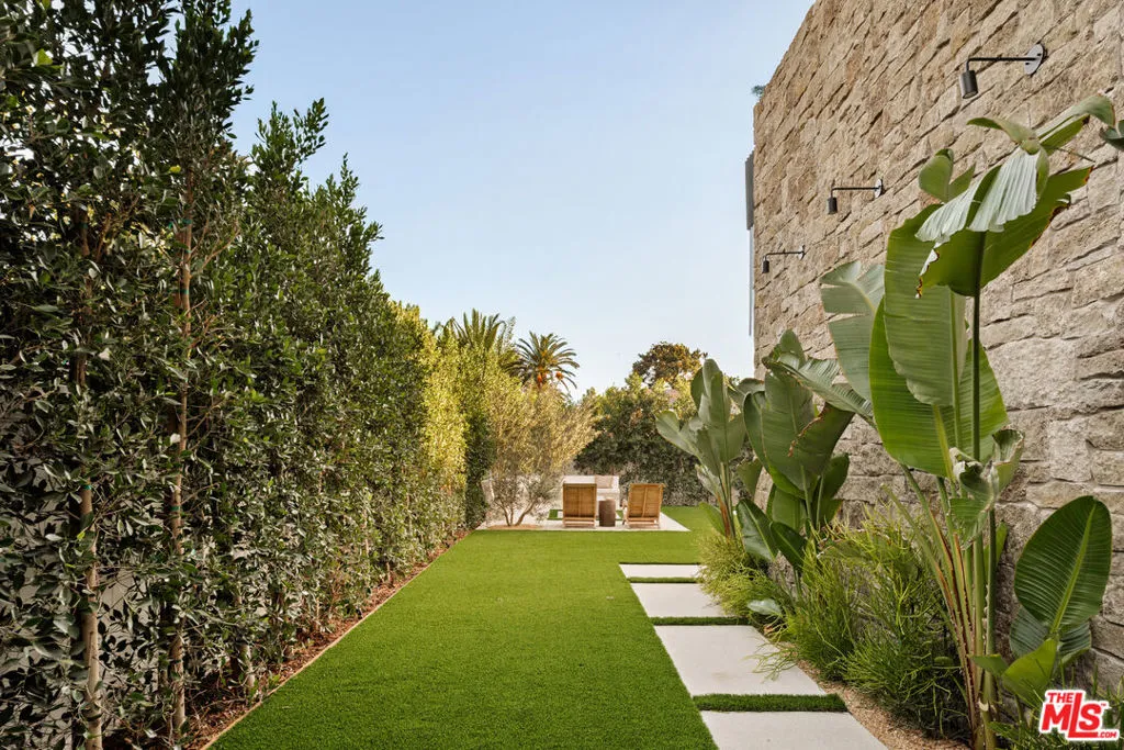 11556 Blix Street, Valley Village, California 91602 home-pic-39