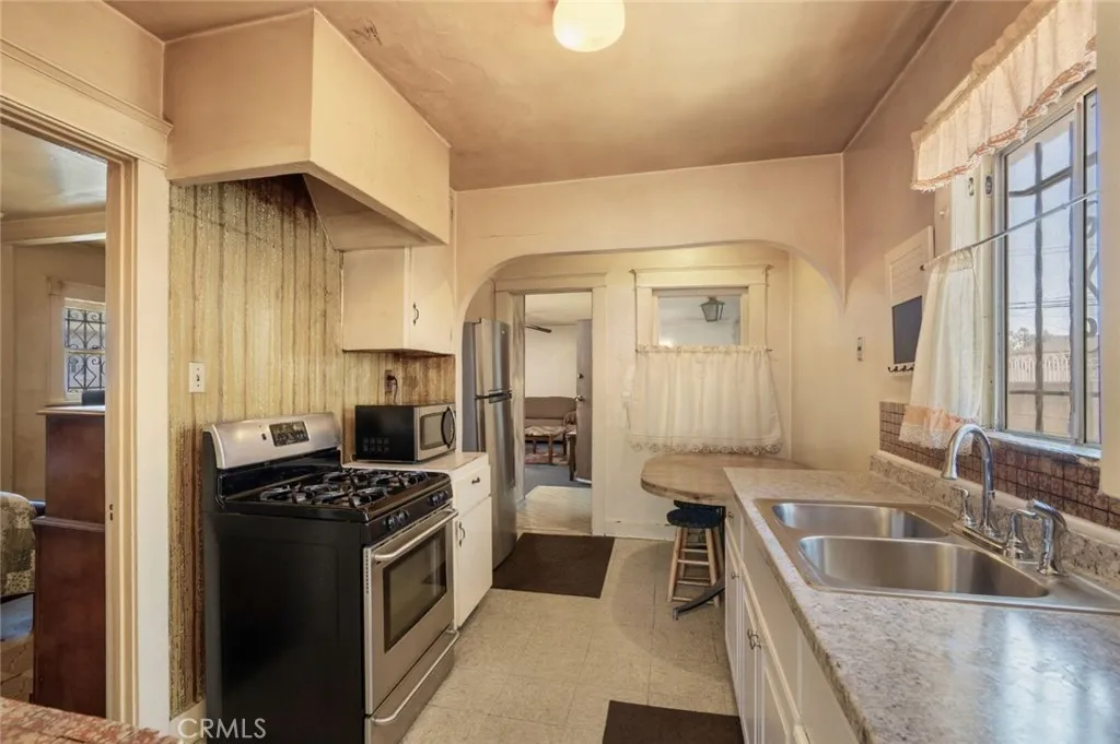 632 E 87th, Los Angeles, California 90002 home-pic-5