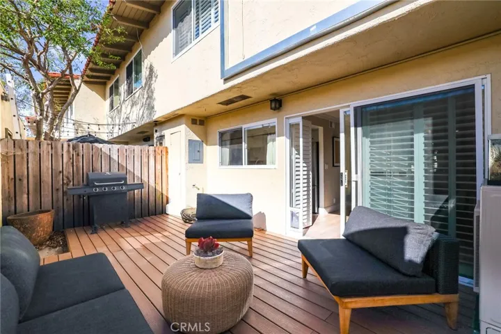 Sitting area between house and garage