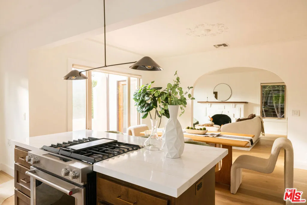 542 N Curson Avenue, Los Angeles, California 90036 home-pic-14