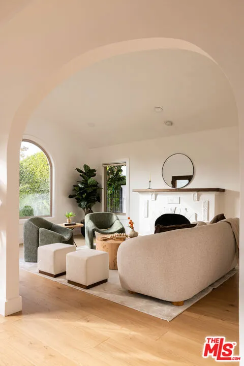 542 N Curson Avenue, Los Angeles, California 90036 home-pic-4